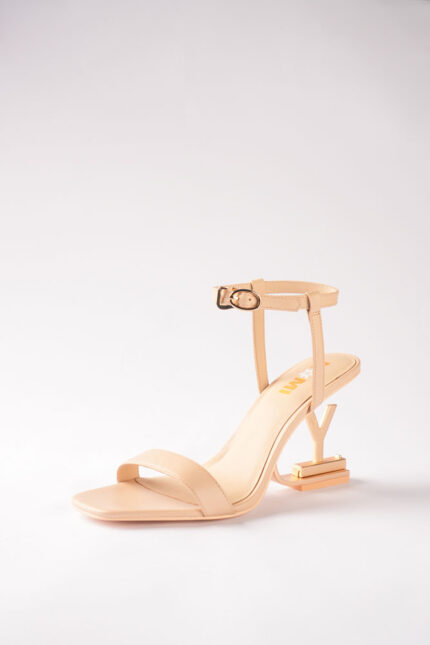 Curved heel
